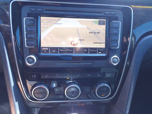 Used 2015 Volkswagen Passat TDI FWD image 16