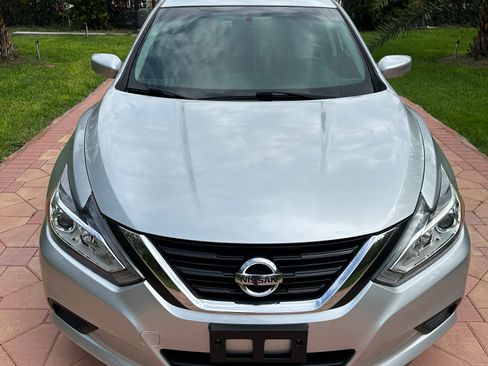 Used 2018 Nissan Altima SL FWD image 2