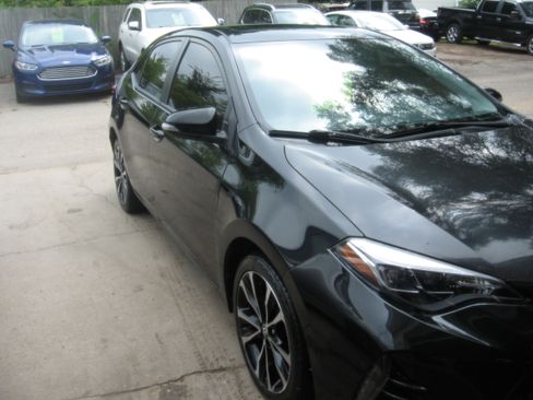 Used 2017 Toyota Corolla SE Sedan FWD image 3