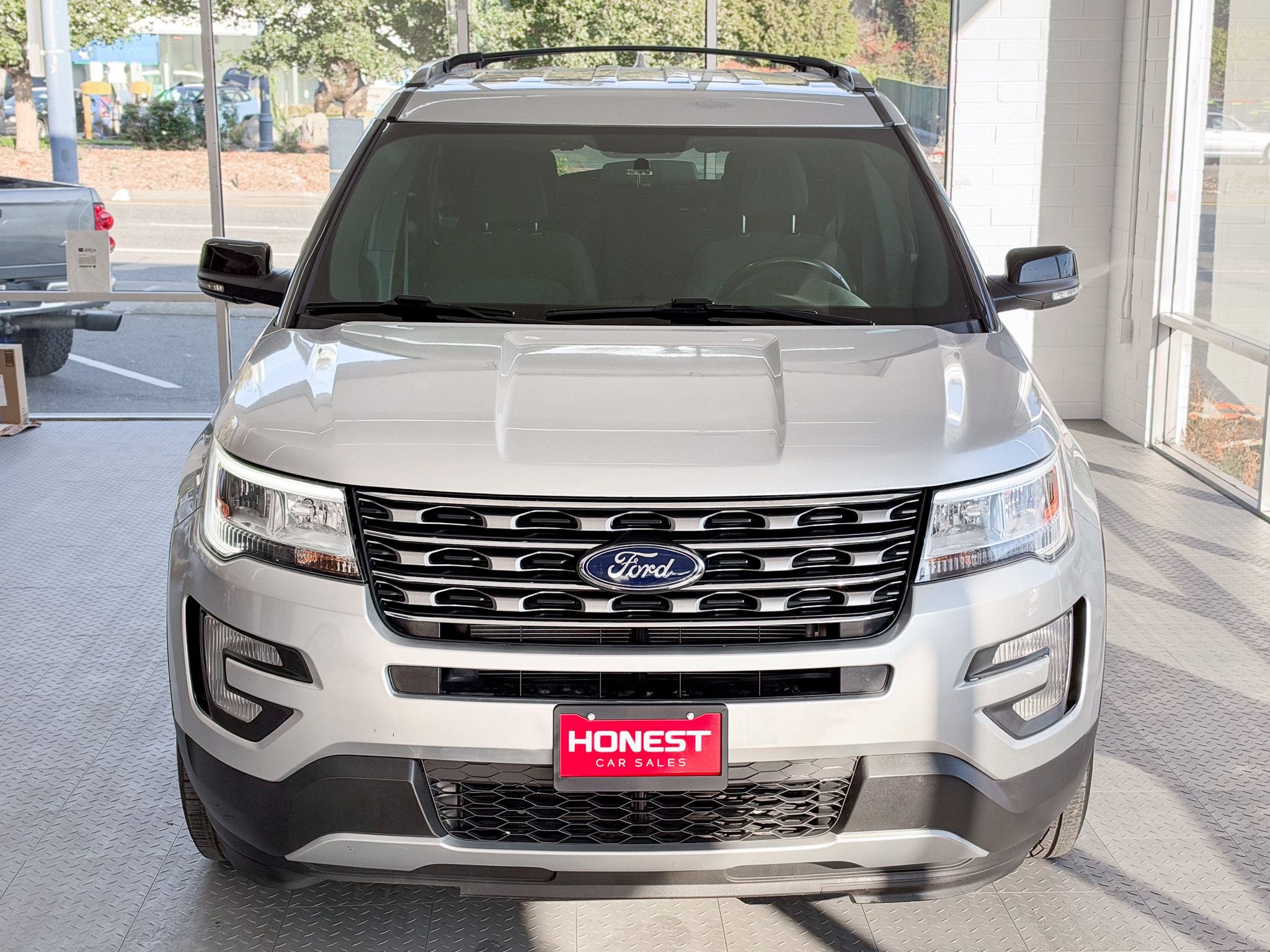 Used 2017 Ford Explorer 4WD XLT image 2