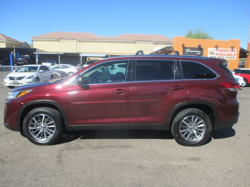 Used 2019 Toyota Highlander XLE image 2