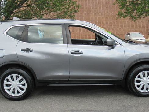 Used 2018 Nissan Rogue S image 3