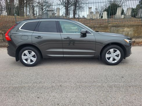 Used 2022 Volvo XC60 B5 Momentum image 3
