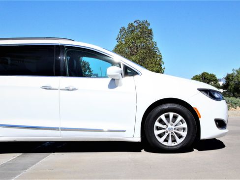 Used 2017 Chrysler Pacifica Touring-L image 2