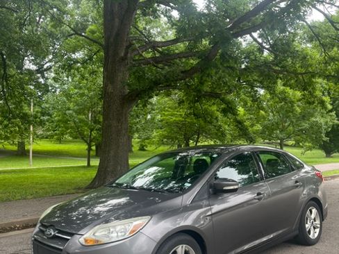 Used 2014 Ford Focus SE Sedan FWD image 1