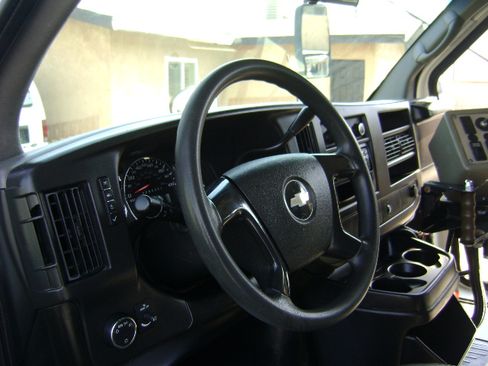 Used 2008 Chevrolet Express 3500 image 10