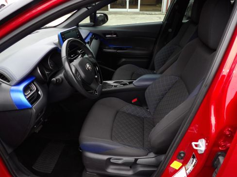 Used 2020 Toyota C-HR XLE image 6