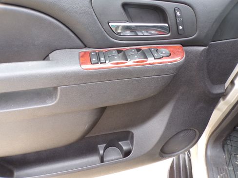 Used 2014 Chevrolet Suburban LT image 11