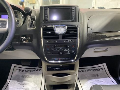 Used 2015 Chrysler Town & Country Touring-L FWD image 18