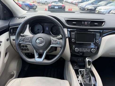 Used 2022 Nissan Rogue Sport AWD SV image 16
