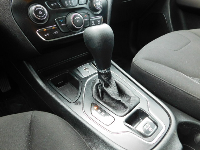 Used 2019 Jeep Cherokee FWD Latitude image 15
