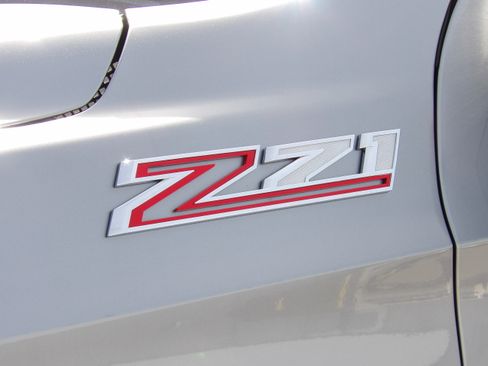 Used 2025 Chevrolet Suburban Z71 image 12