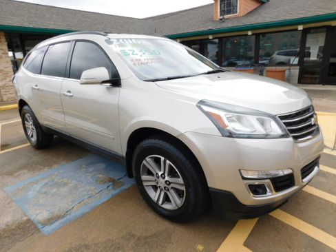 Used 2016 Chevrolet Traverse LT image 2