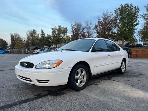 Used 2005 Ford Taurus SE image 1
