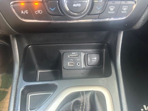 Used 2018 Jeep Cherokee FWD Limited image 18