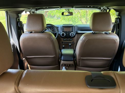 Used 2015 Jeep Wrangler 4WD Unlimited Sahara image 9