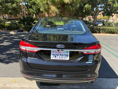 Used 2017 Ford Fusion SE FWD image 5