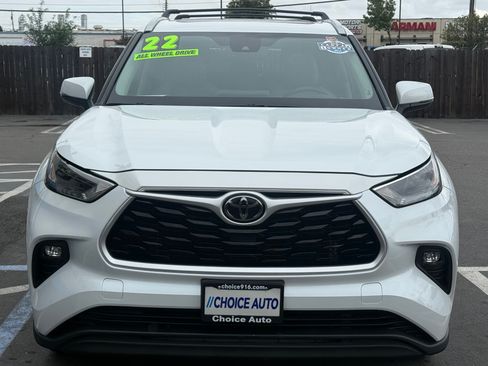 Used 2022 Toyota Highlander XLE image 2