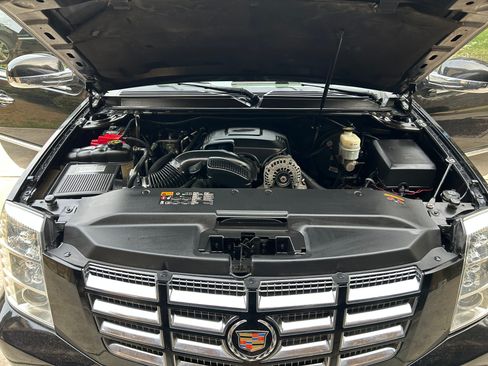 Used 2013 Cadillac Escalade ESV Premium image 13