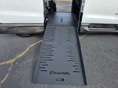 Used 2022 Chrysler Voyager LX image 2