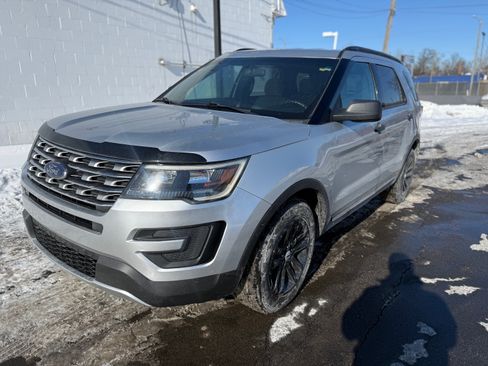 Used 2017 Ford Explorer XL image 3