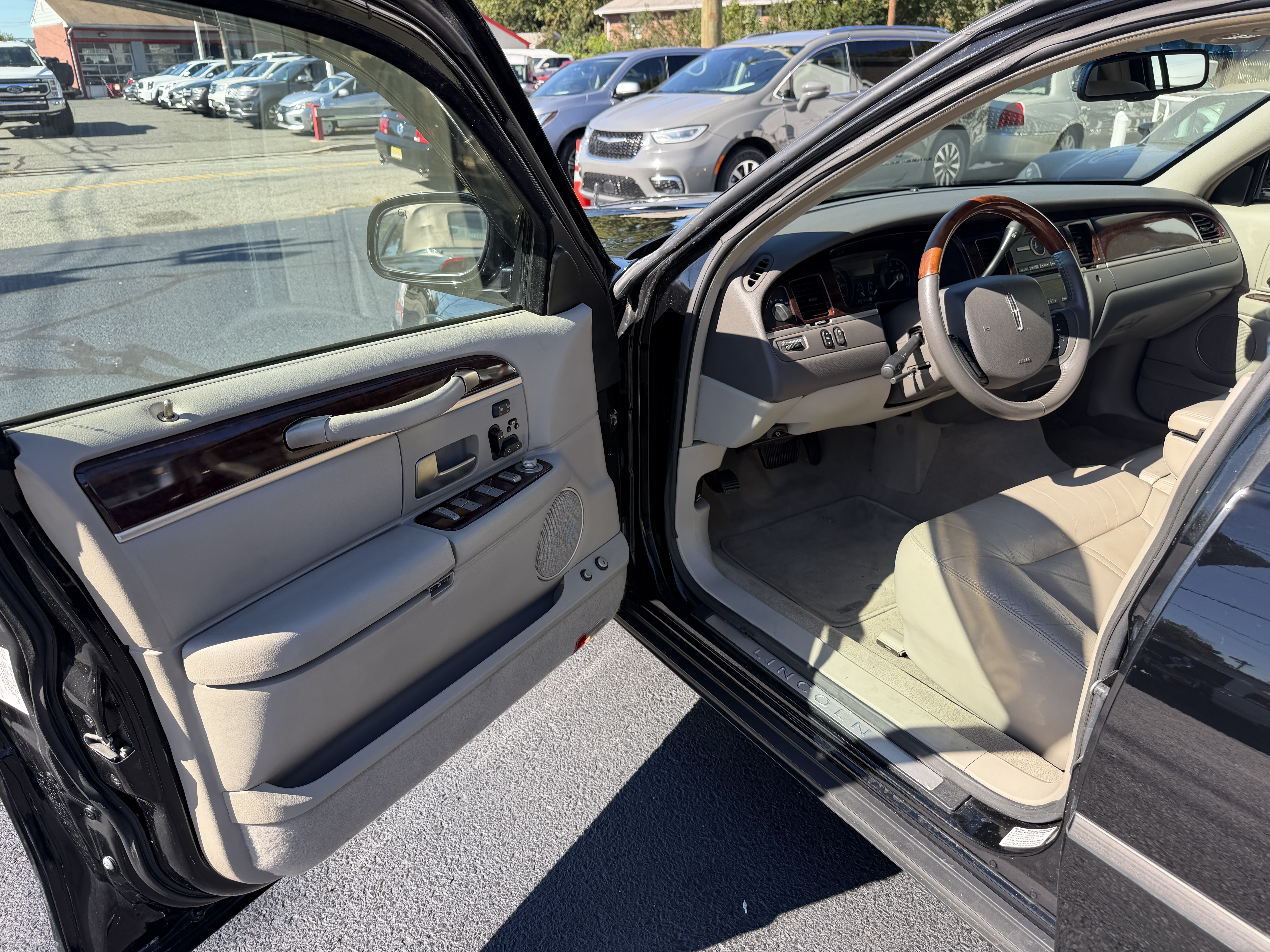 Used 2011 Lincoln Town Car Signature Limited RWD image 2
