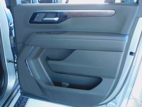 Used 2025 Chevrolet Suburban Z71 image 15