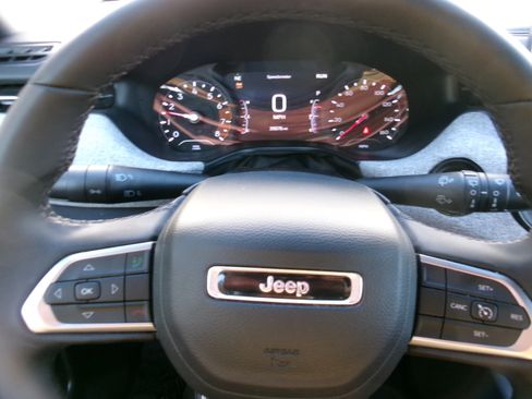 Used 2024 Jeep Compass Latitude image 3