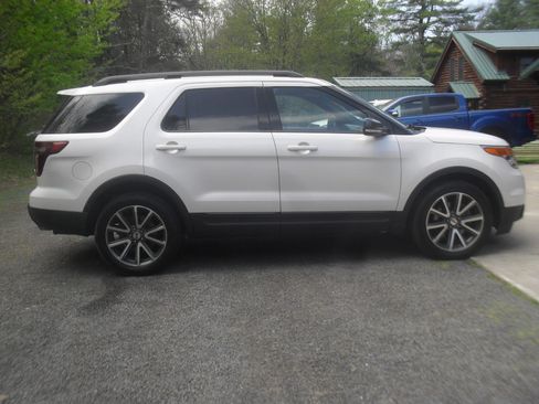 Used 2015 Ford Explorer 4WD XLT image 3