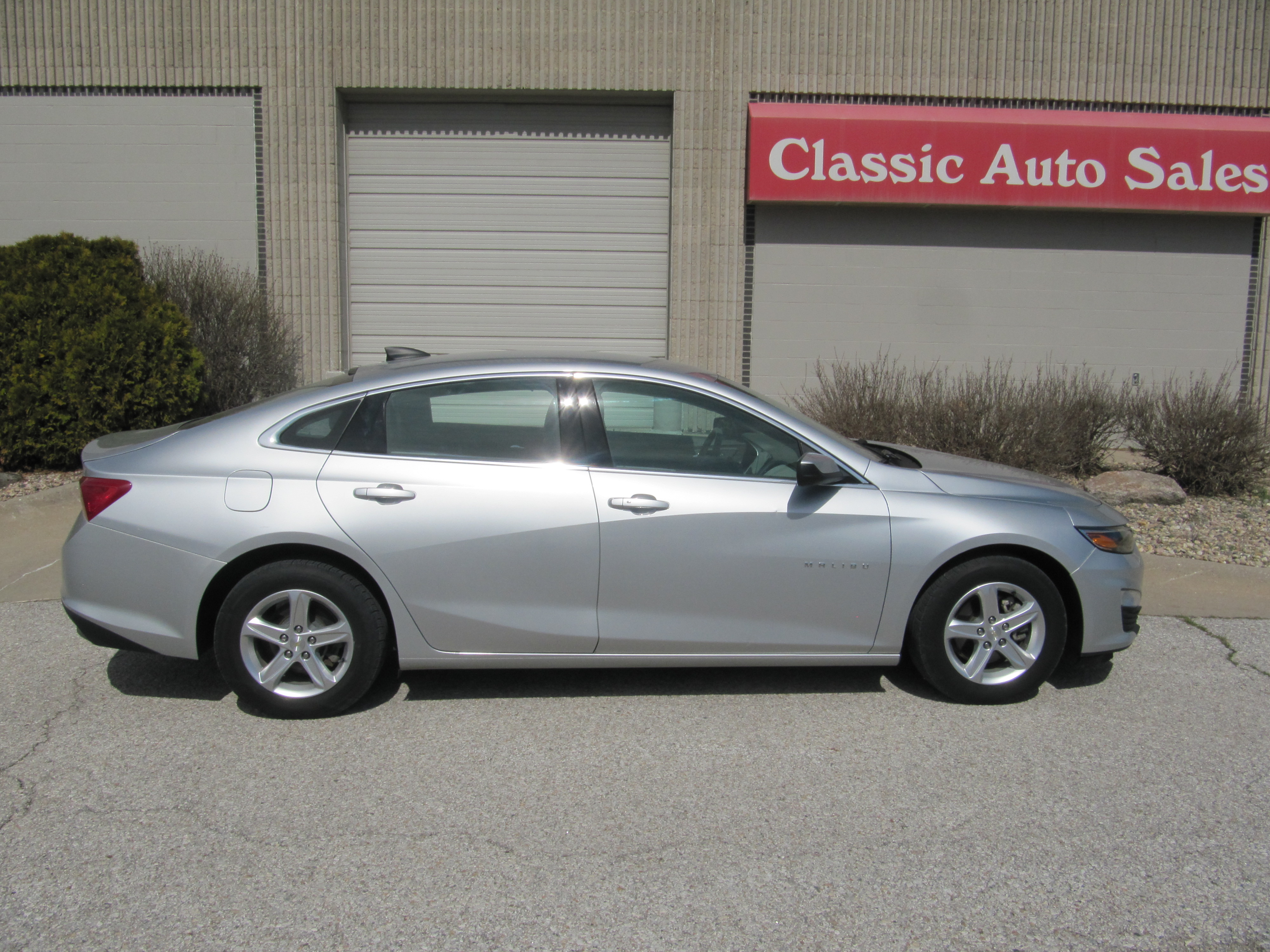 Used 2022 Chevrolet Malibu LS FWD image 2