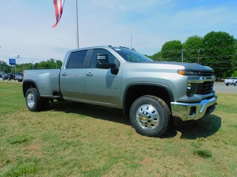 New 2026 Chevrolet Silverado 3500 4x4 Crew Cab LT image 9