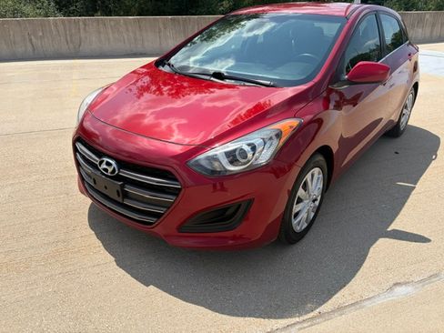 Used 2017 Hyundai Elantra GT Hatchback FWD image 1