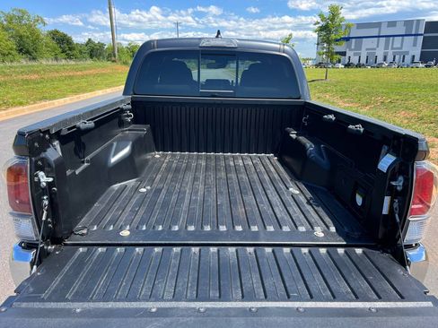 Used 2022 Toyota Tacoma TRD Off-Road image 9