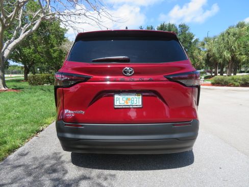 Used 2026 Toyota Sienna LE FWD image 11
