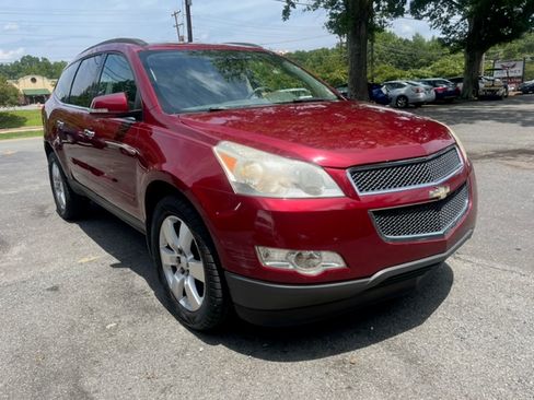 Used 2011 Chevrolet Traverse LT image 2