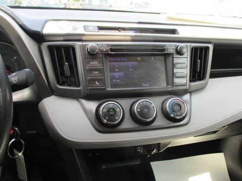 Used 2014 Toyota RAV4 AWD LE image 37