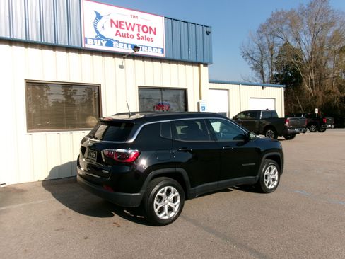 Used 2024 Jeep Compass Latitude image 9