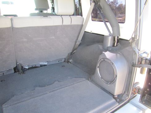 Used 2010 Jeep Wrangler Unlimited Sahara image 17