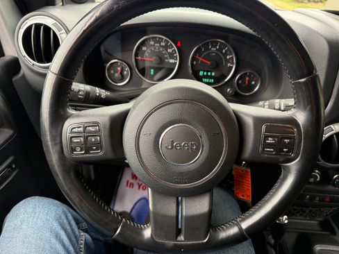 Used 2012 Jeep Wrangler Unlimited Rubicon image 15