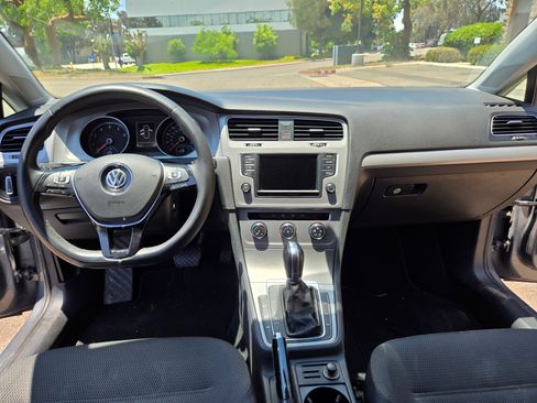 Used 2016 Volkswagen Golf image 23