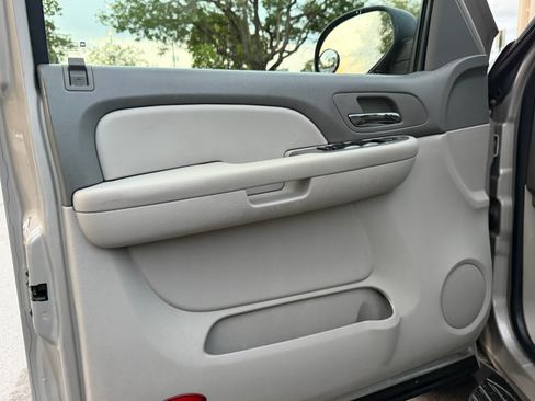 Used 2008 Chevrolet Suburban 4WD image 10