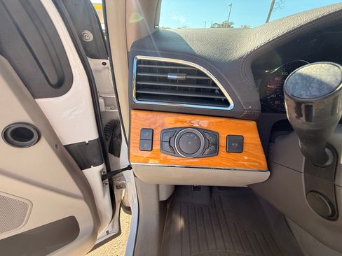 Used 2013 Lincoln MKX image 17