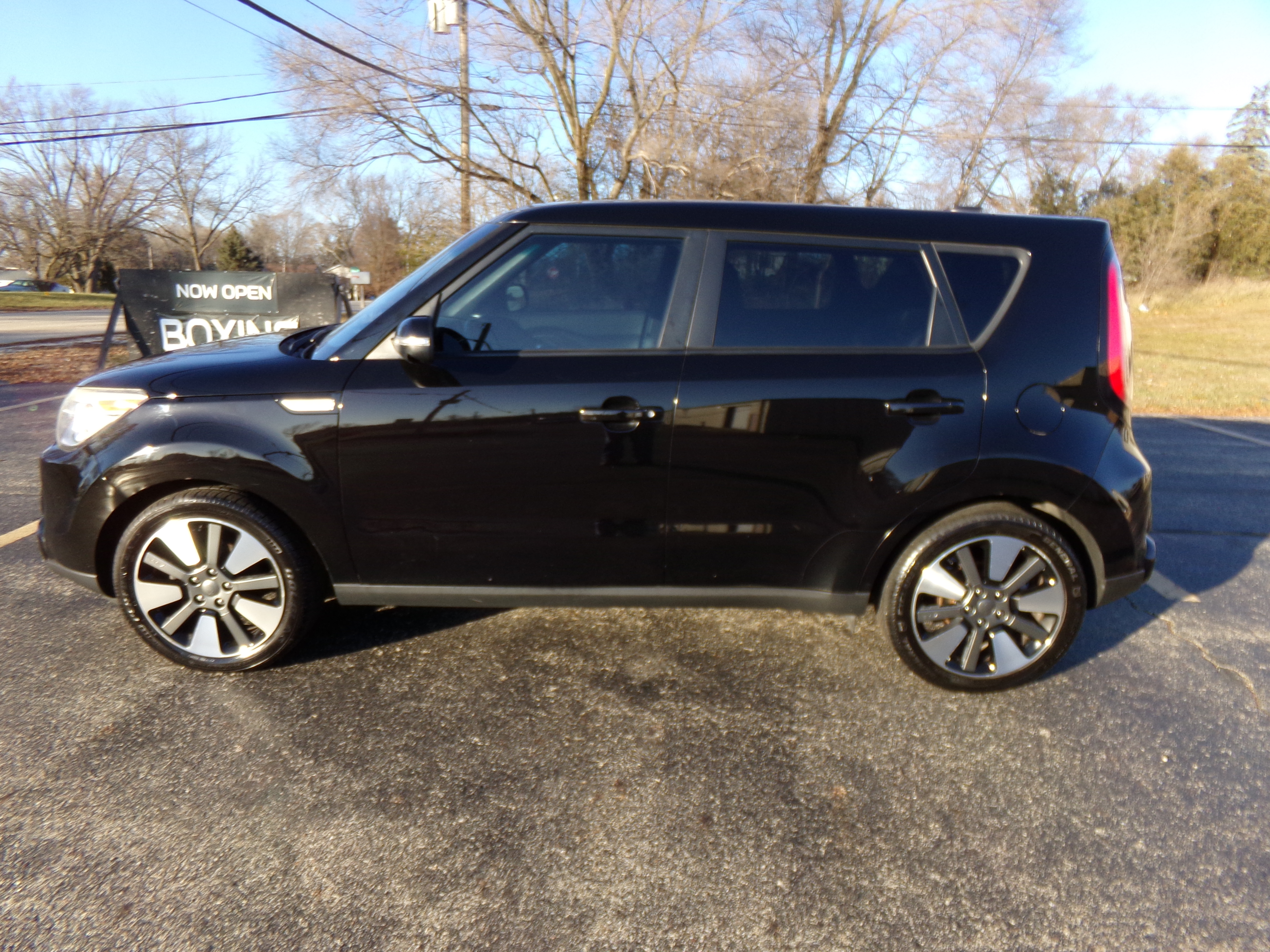 Used 2014 Kia Soul ! w/ SUN & SOUND PACKAGE FWD image 2