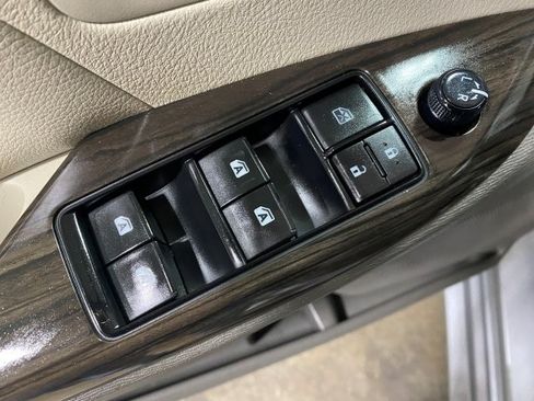 Used 2017 Toyota Sienna XLE Minivan FWD image 10