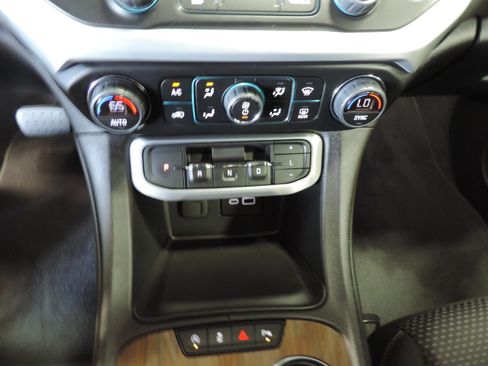 Used 2023 GMC Acadia SLE image 36