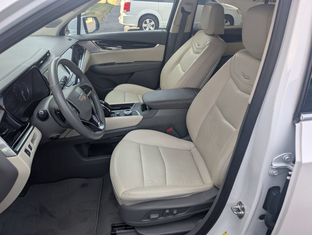 Used 2024 Cadillac XT6 AWD Premium Luxury image 7