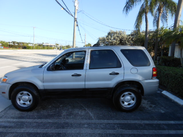 Used 2005 Ford Escape 2WD XLS image 2