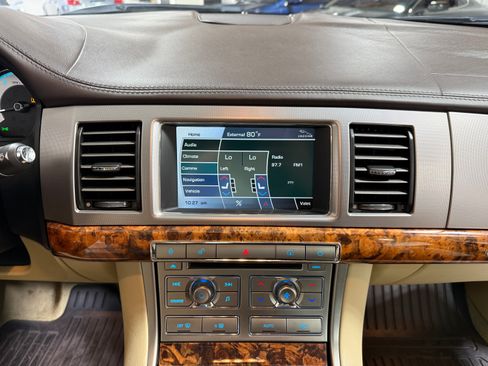 Used 2010 Jaguar XF Premium RWD image 25