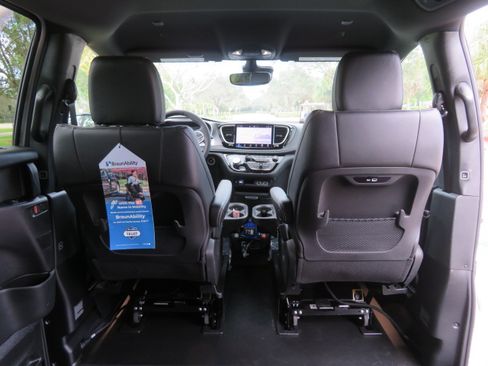 Used 2025 Chrysler Pacifica Select image 27