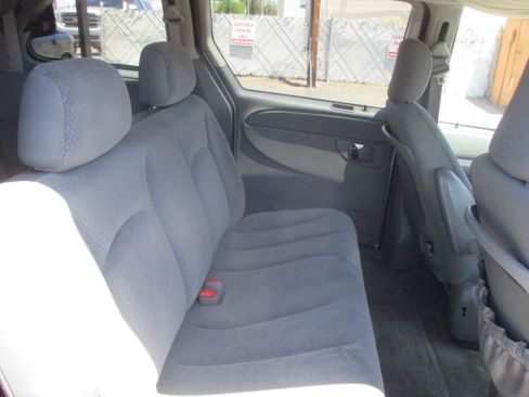 Used 2005 Chrysler Town & Country Limited FWD image 11